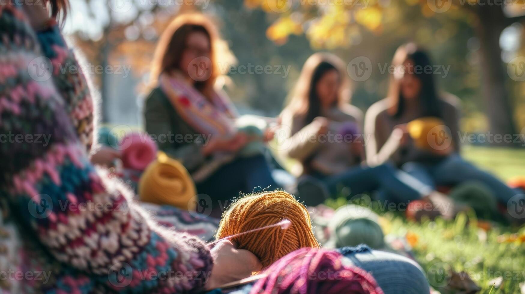 un grupo de amigos sentado en un parque tejido de punto y admirativo cada otros proyectos hecho con diseñador hilos mientras disfrutando un hermosa soleado día foto