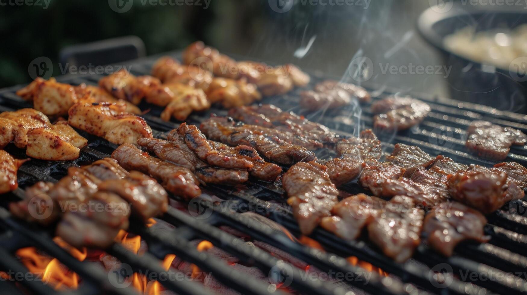 Delgado sabroso tiras de bulgogi carne de vaca y y marinado pollo chisporrotear en el barbacoa parrilla enviando bocas riego y estómagos gruñendo en anticipación foto