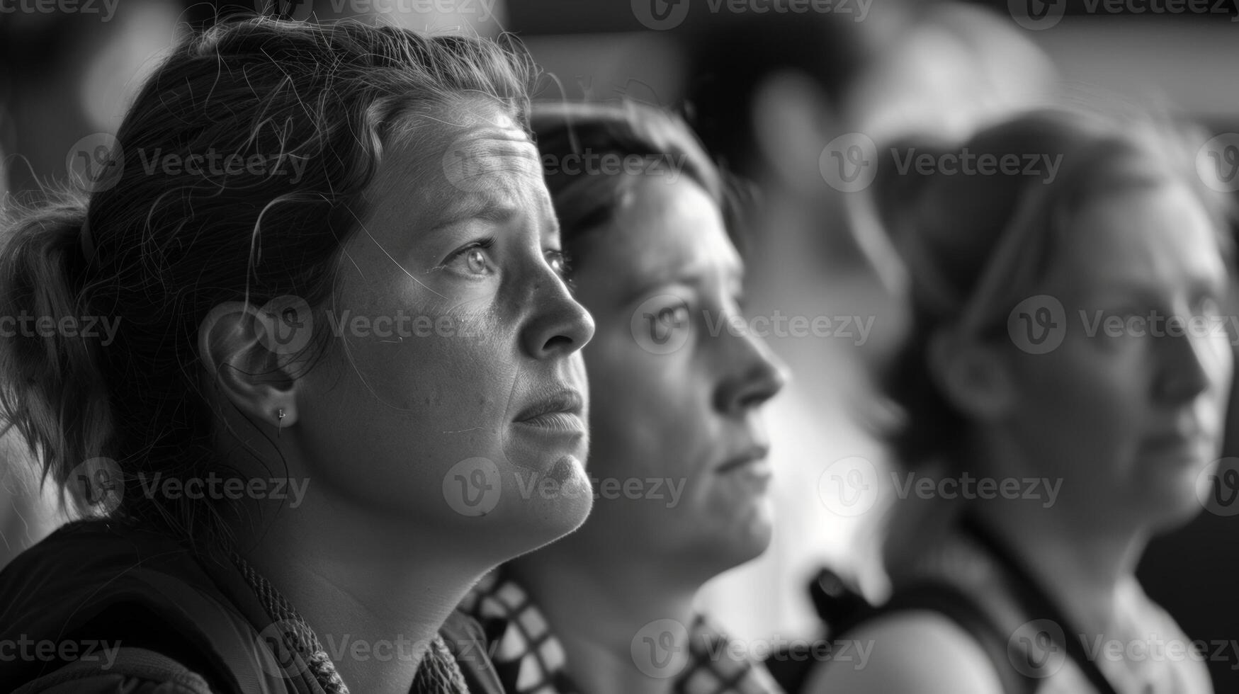 visitantes tomar un momento a estudiar un sorprendentes negro y blanco fotografía sus tema importar abierto a interpretación foto