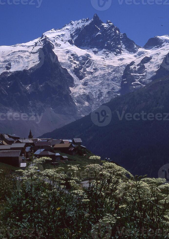 un montaña con nieve en eso foto