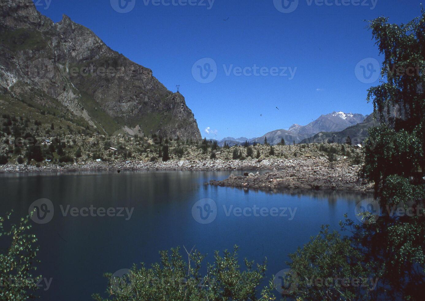 un lago rodeado por montañas foto