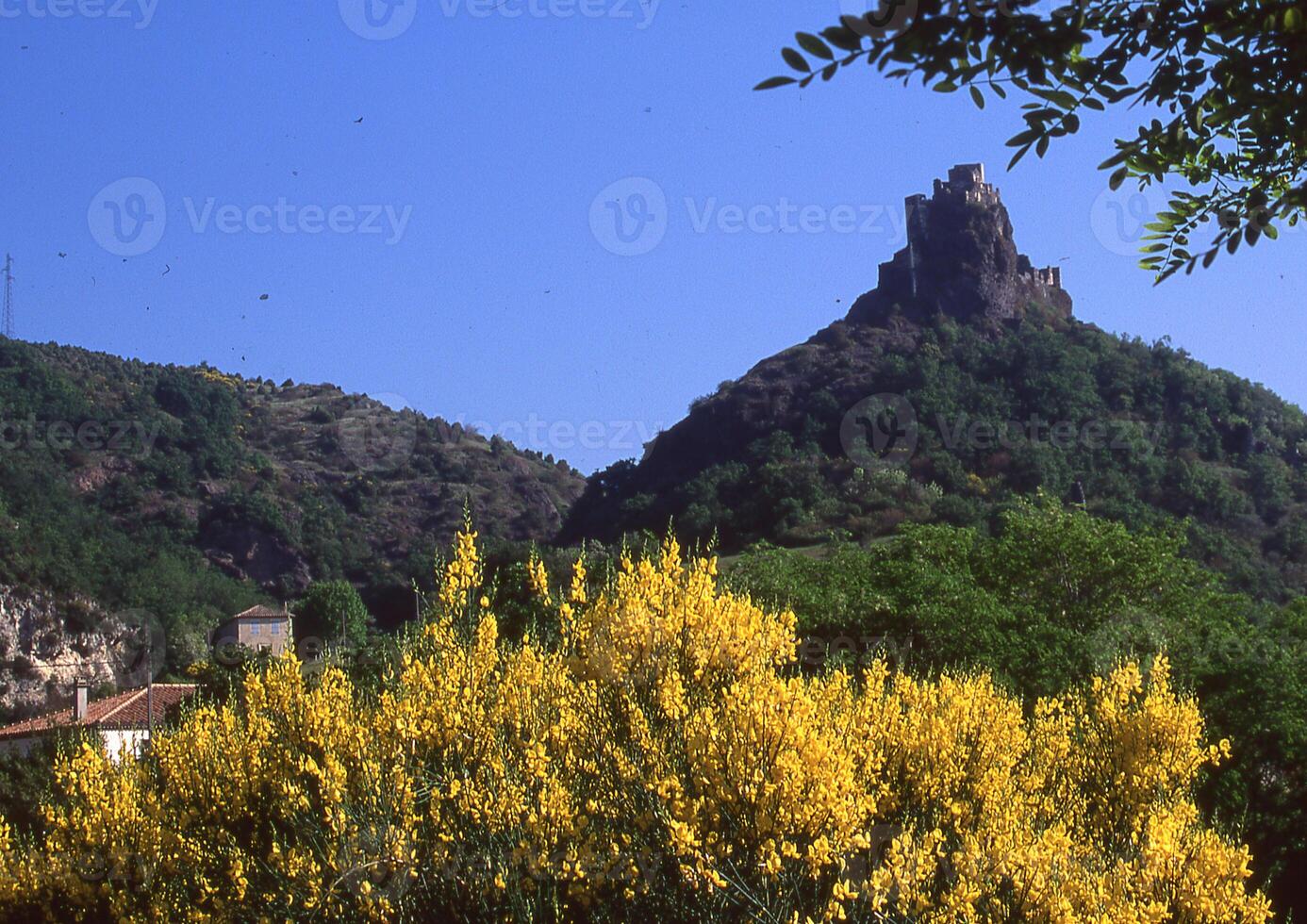 un montaña con un reloj torre en el antecedentes foto