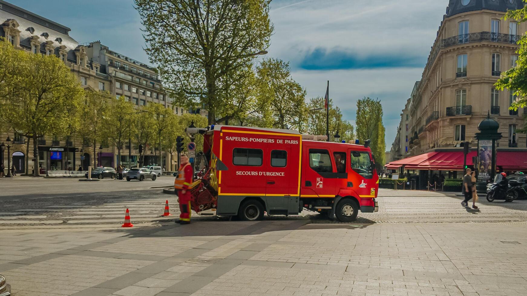 francés bombero en uniforme por un rojo fuego motor marcado sapeurs pompiers Delaware París en un emergencia llamada en París, Francia, en abril 14, 2024 foto
