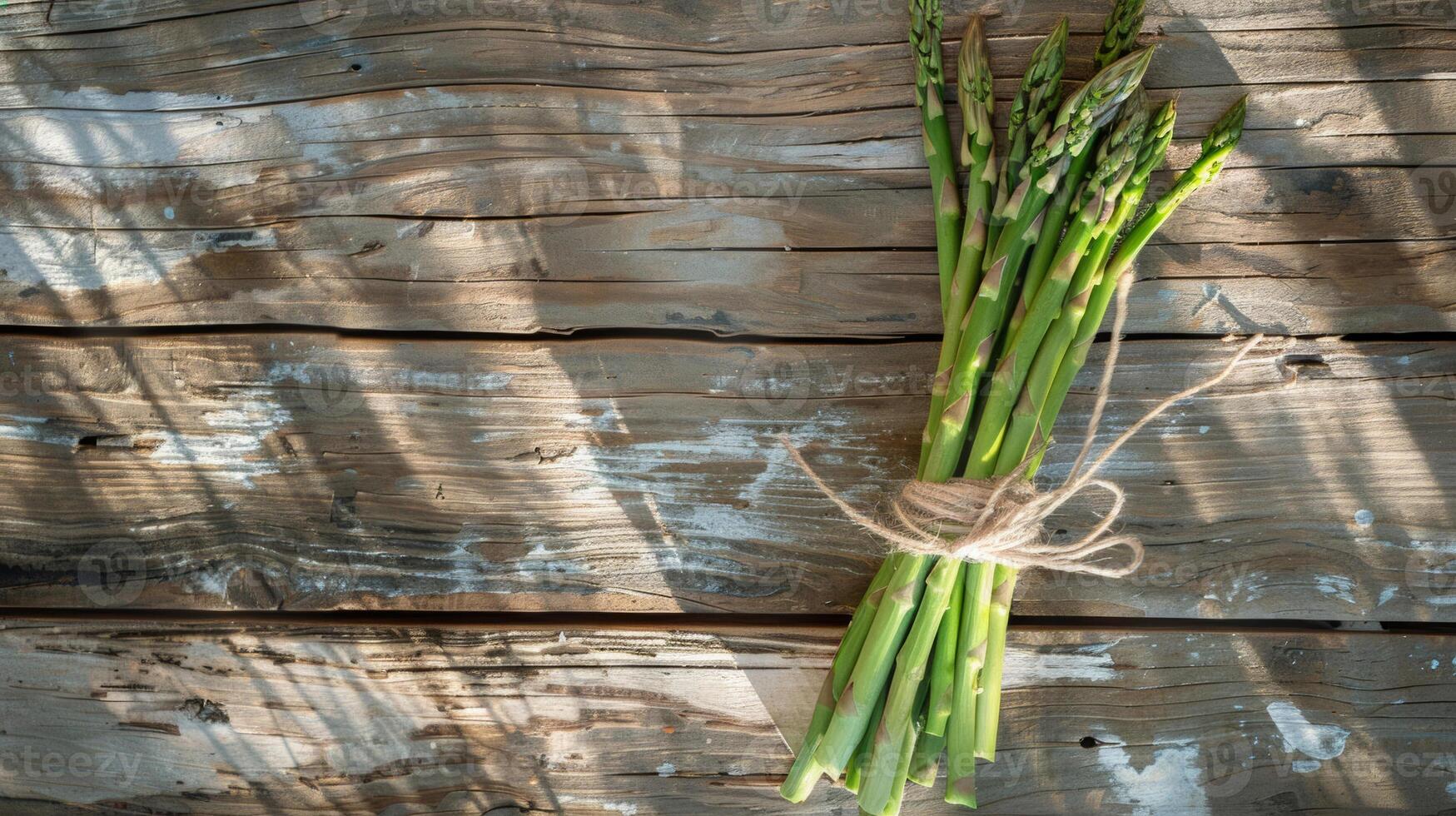 orgánico espárragos haz en Envejecido madera, Mañana ligero yesos suave oscuridad foto