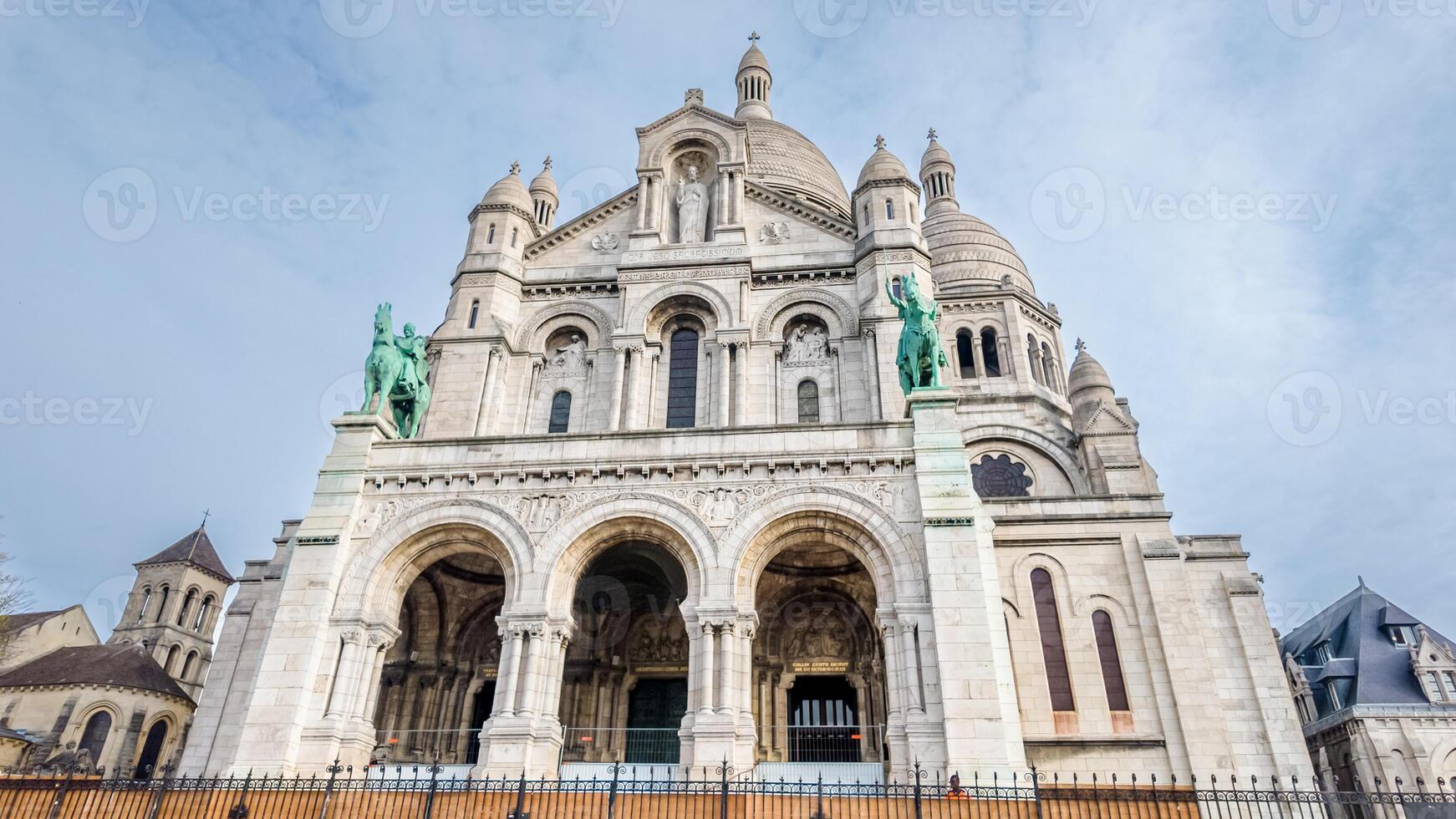 majestuoso basílica de el sacre canalla debajo un azul cielo, representando francés gótico arquitectura y cristiano puntos de referencia, ideal para viaje y Pascua de Resurrección temas foto
