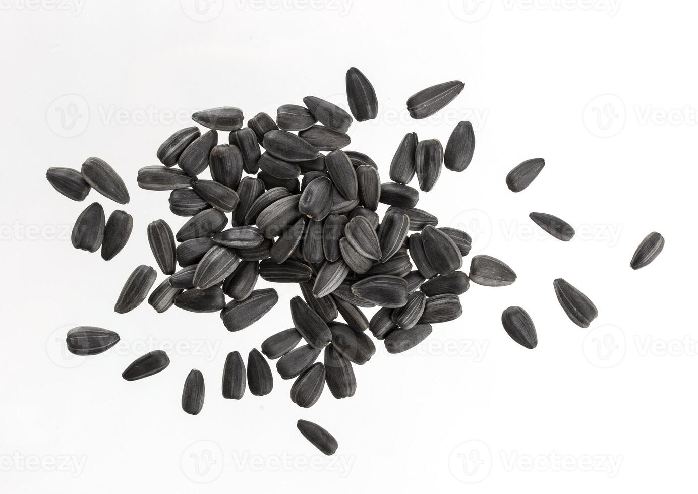 montón de negro girasol semillas aislado en blanco foto