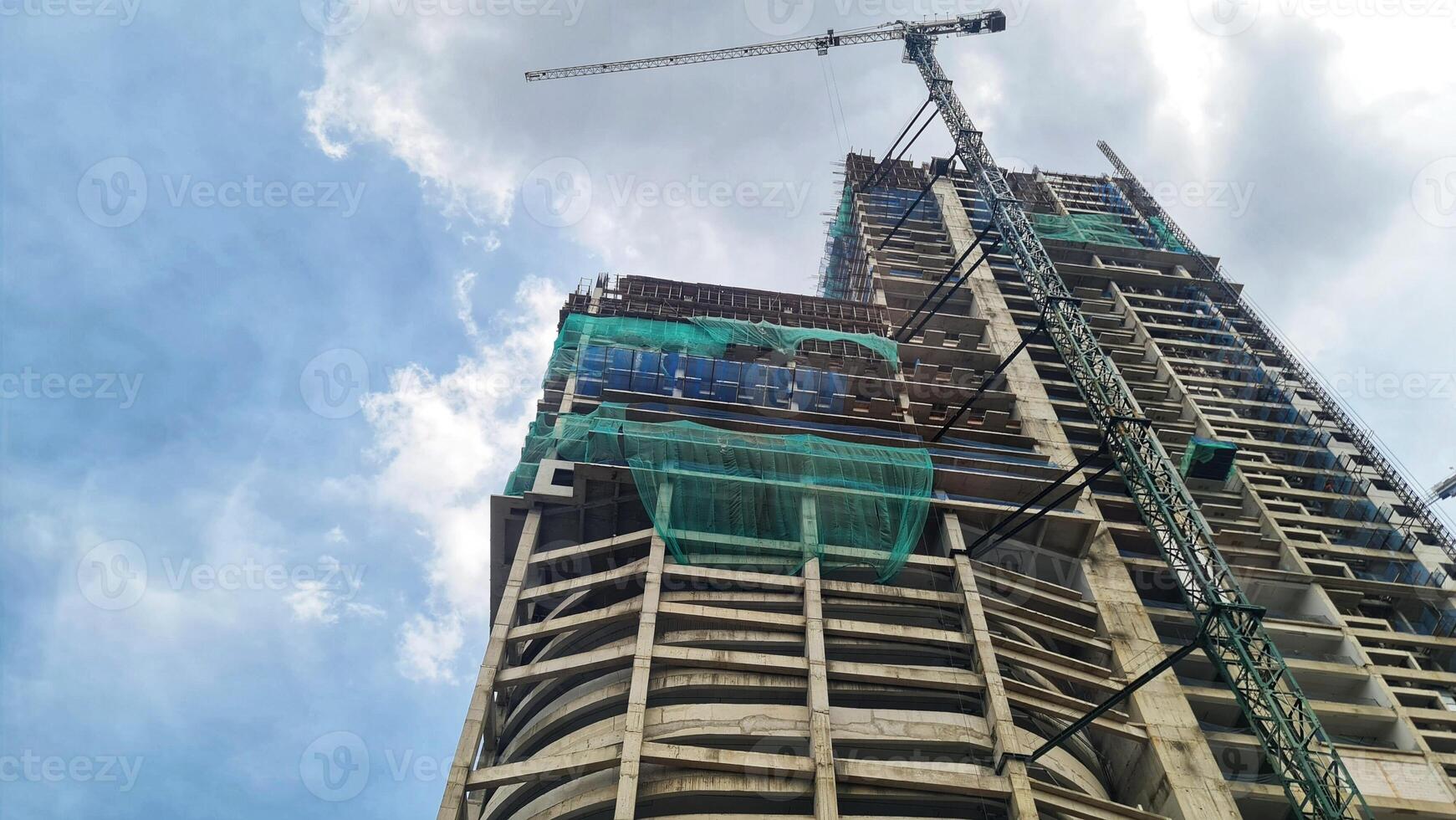 Point of view of someone who is looking up where he sees an apartment building construction, photo