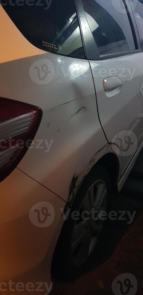 abolladuras y boinas ese ocurrió en un blanco Honda jazz coche debido a siendo golpear y rozado. foto