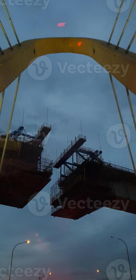 foto de un puente ese es todavía debajo construcción, dónde el estructura de el puente usos un equilibrado viga voladiza hormigón caja viga