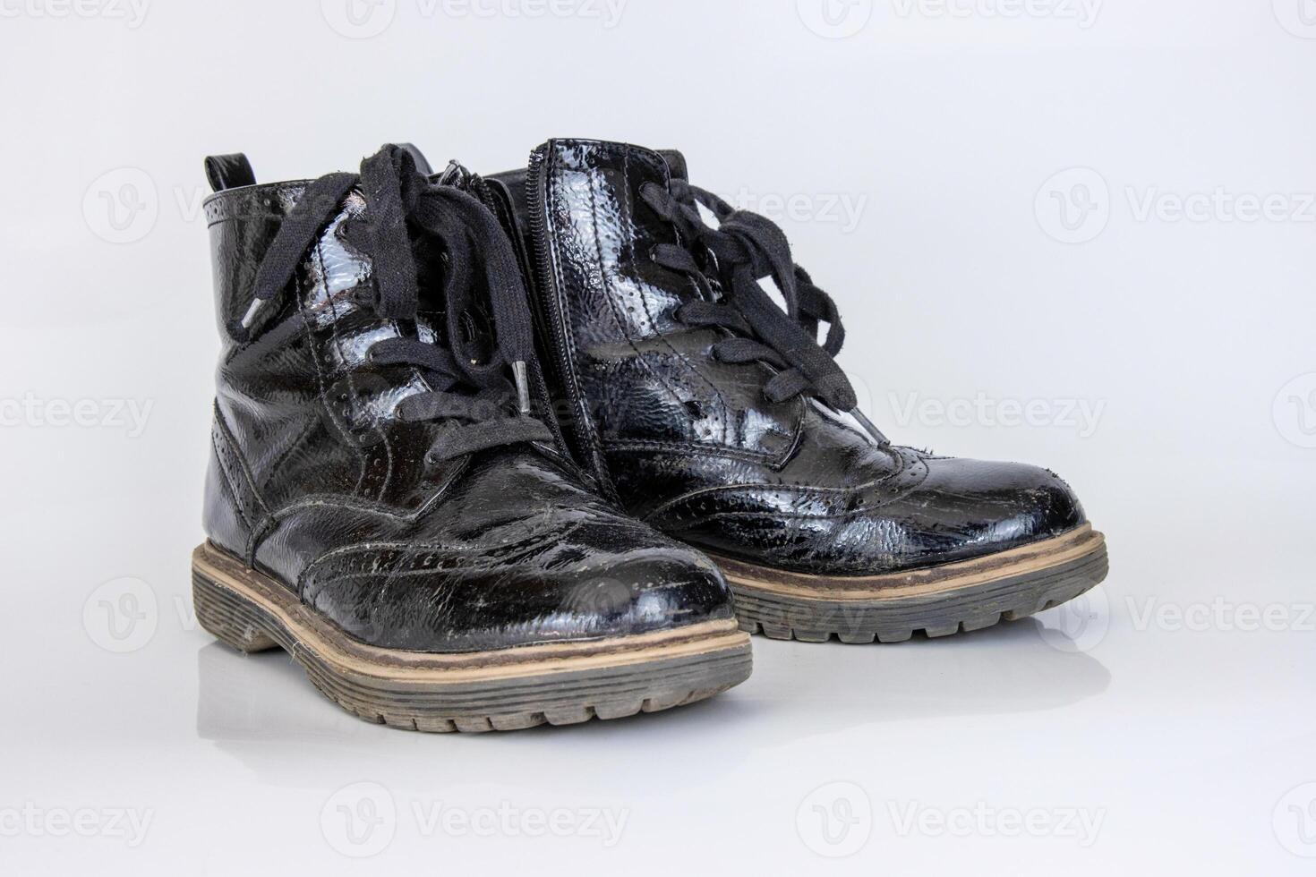 antiguo usado roto negro cuero Ejército cordón botas. de moda otoño botas. elegante De las mujeres de los hombres unisexo grunge botas con cordón. alto militar Zapatos aislado en blanco antecedentes. plano poner. Copiar espacio foto