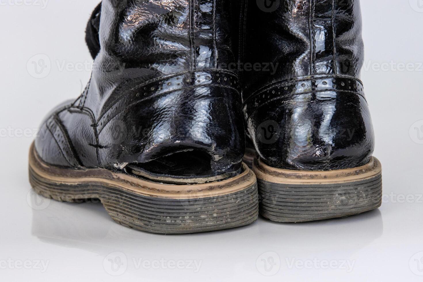 antiguo usado roto negro cuero Ejército cordón botas. de moda otoño botas. elegante De las mujeres de los hombres unisexo grunge botas con cordón. alto militar Zapatos aislado en blanco antecedentes. plano poner. Copiar espacio foto