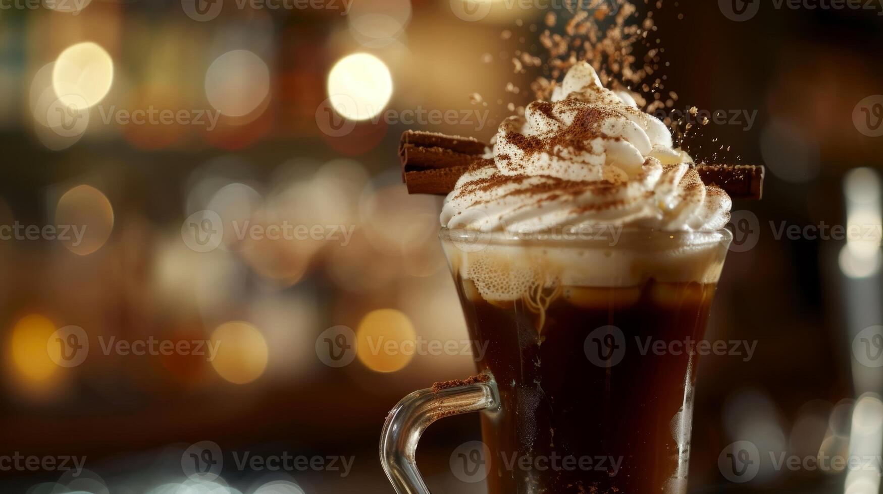un no alcohólico irlandesa café siendo servido a el bar completar con azotado crema y un espolvorear de canela en parte superior foto