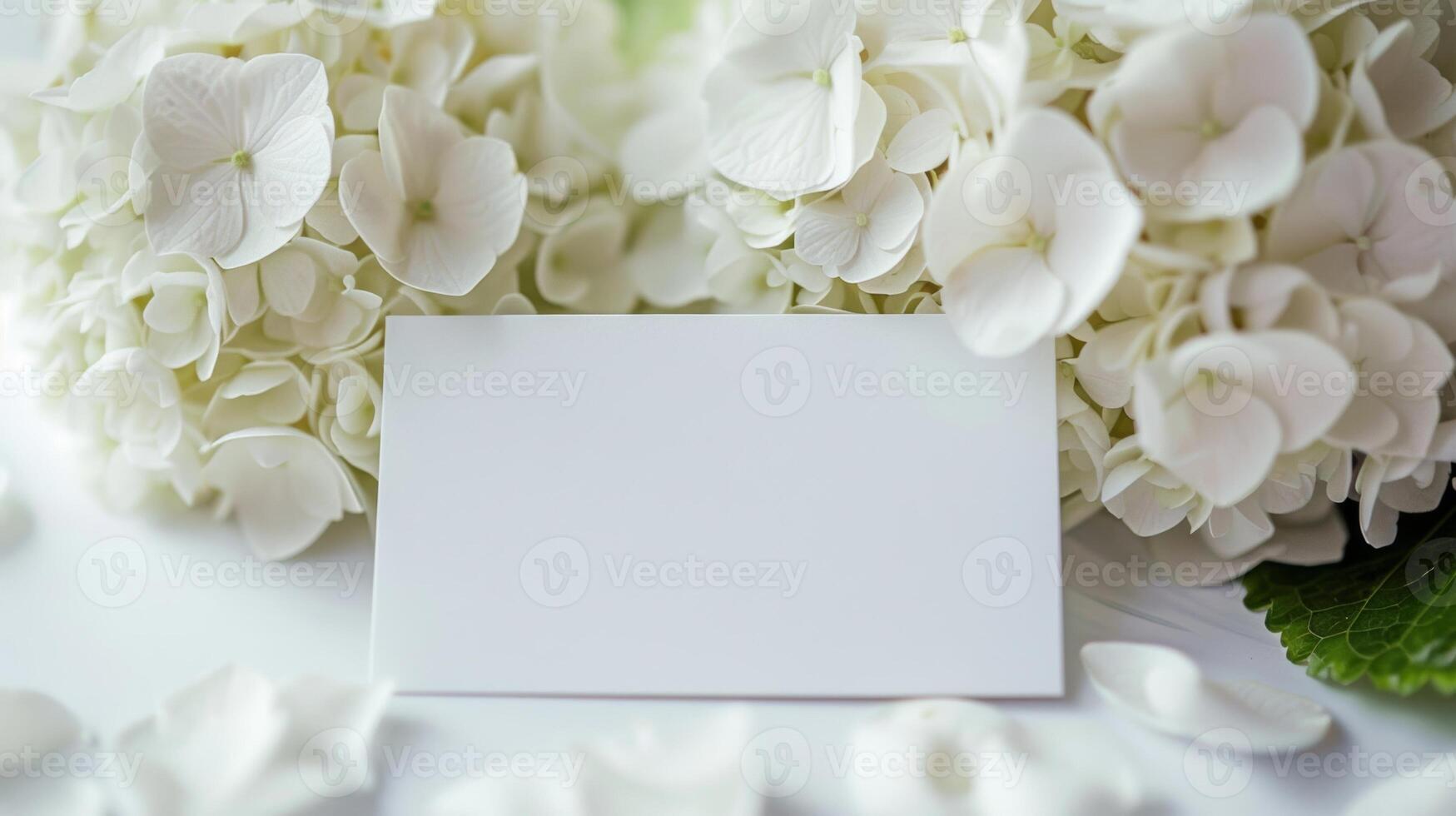 Bosquejo de un blanco tarjeta junto a blanco hortensia ramo, suave pastel tonos foto