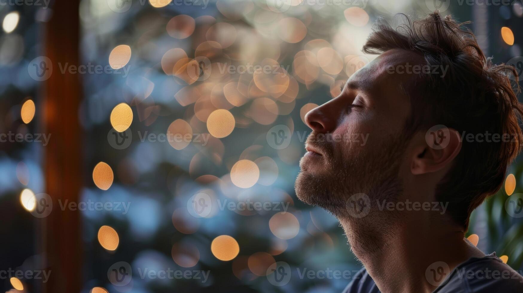 un hombre practicando profundo respiración y atención plena tecnicas a ayuda gestionar síntomas de triste foto