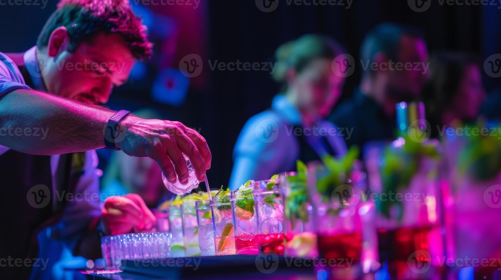 como el espectáculo viene a un final el audiencia es invitado a ven arriba en etapa y aprender cómo a hacer su propio cócteles sin alcohol utilizando el trucos y tecnicas ellos sólo presenciado foto