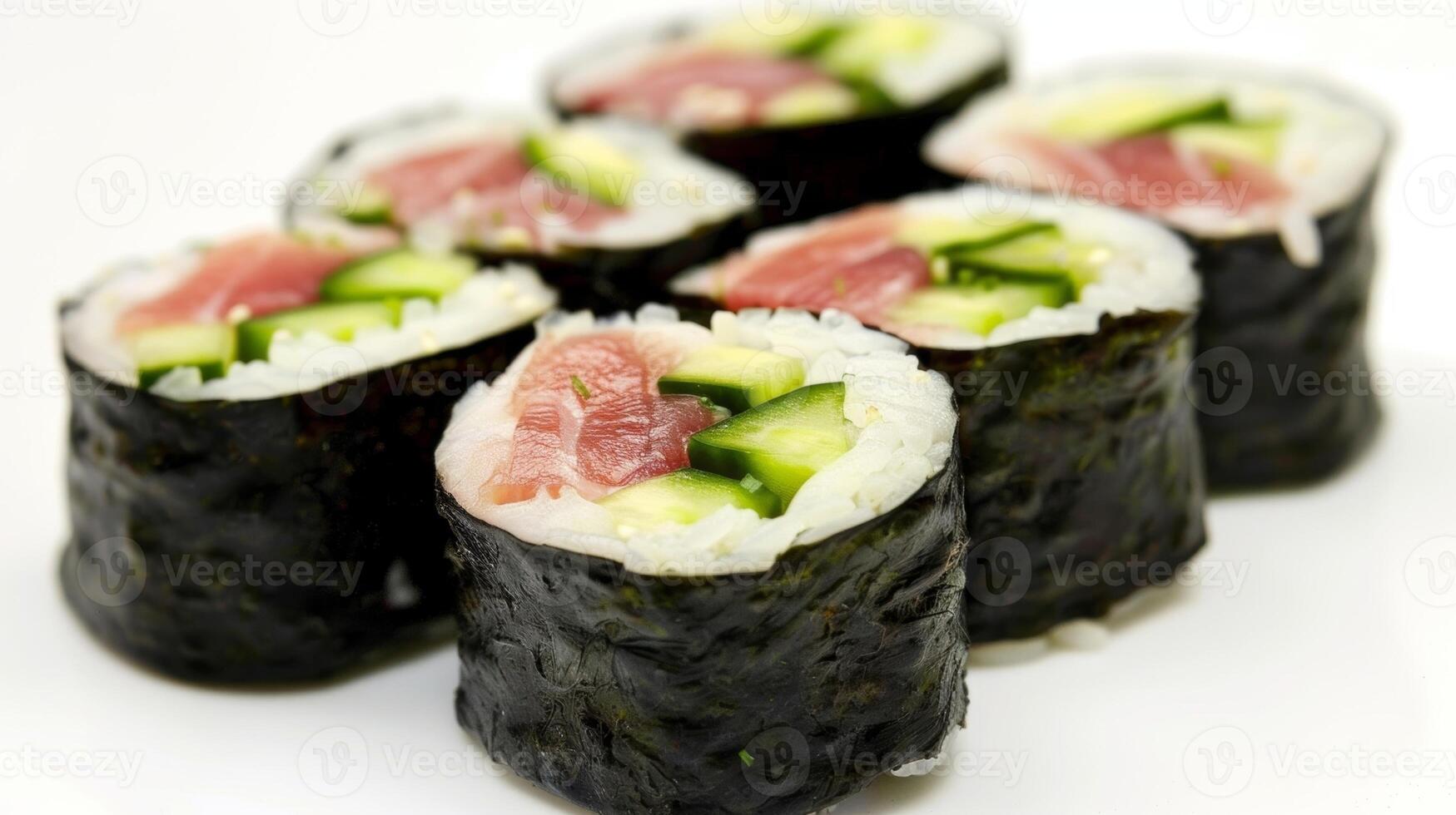 Fresco atún y Pepino dentro con un capa de cremoso aguacate en el fuera de estos Sushi rollos será transporte usted a un tropical paraíso foto