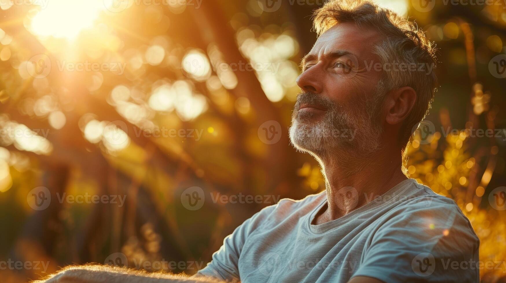 un hombre practicando atención plena tomando un momento a atención en su respiración y ser presente en el momento durante su bienestar viaje foto