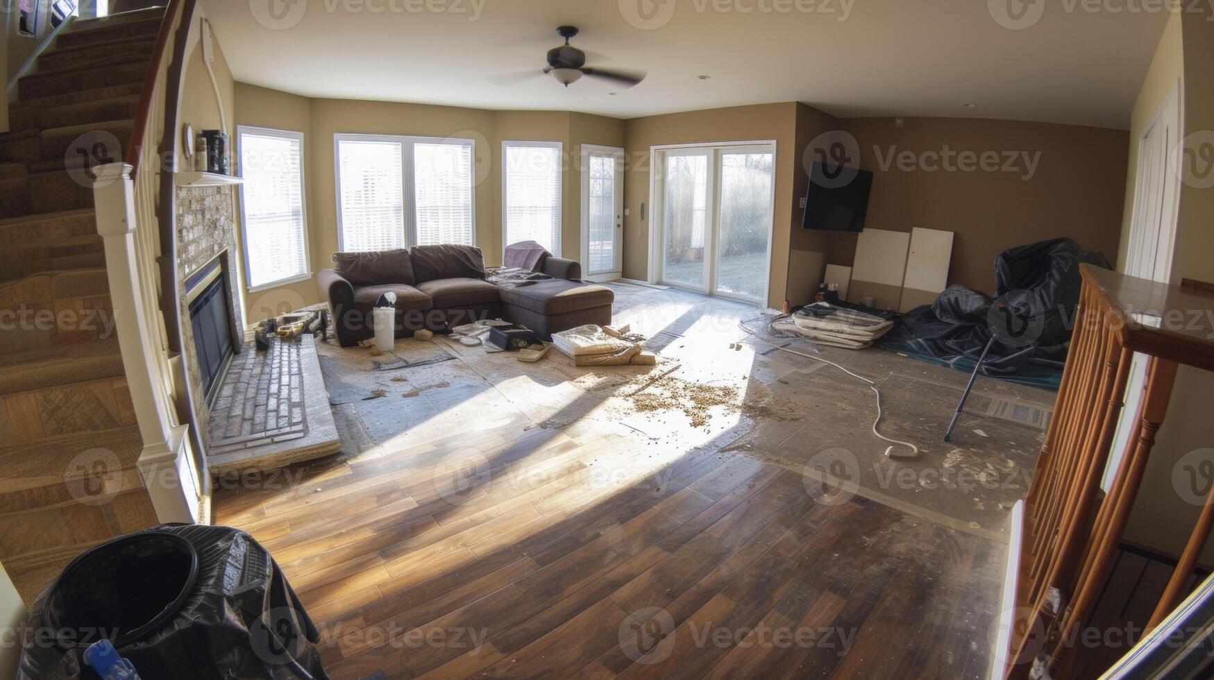 un lapso de tiempo foto serie de un familia habitación siendo transformado con el eliminación de antiguo tejido de alfombra y el instalación de hermosa nuevo madera dura