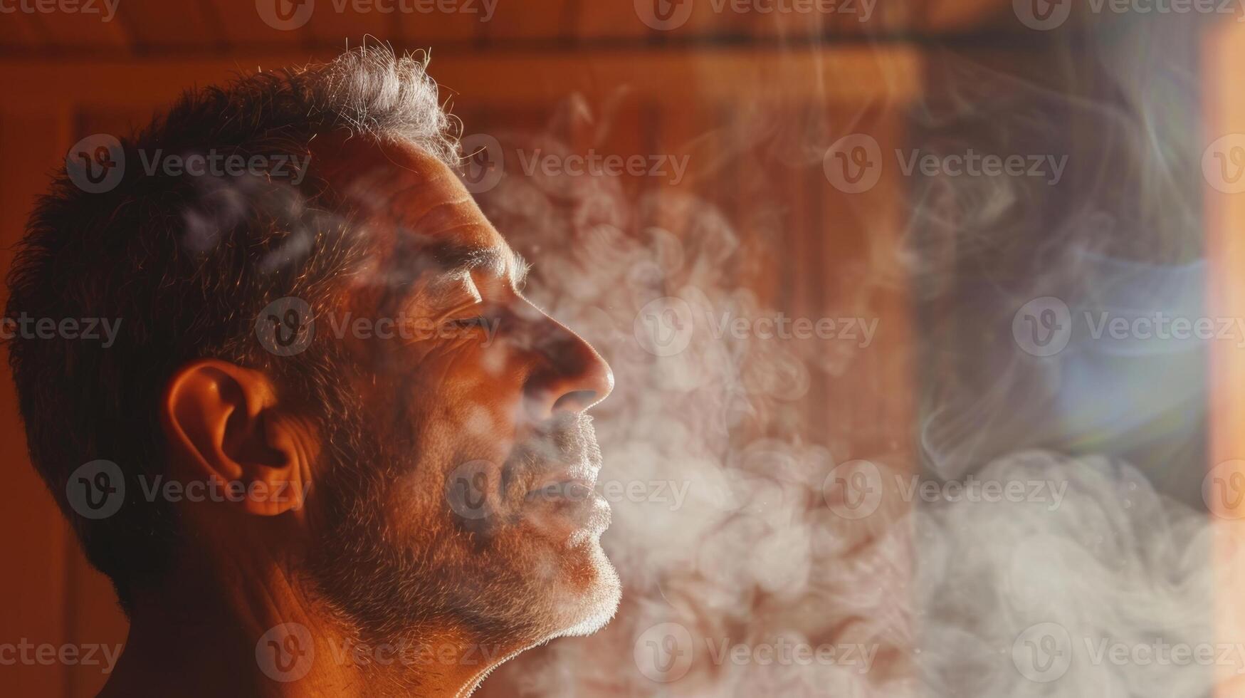 un hombre utilizando un sauna a ayuda con su respiratorio cuestiones el calor y vapor apertura arriba su vías respiratorias y aliviar su respiración. foto