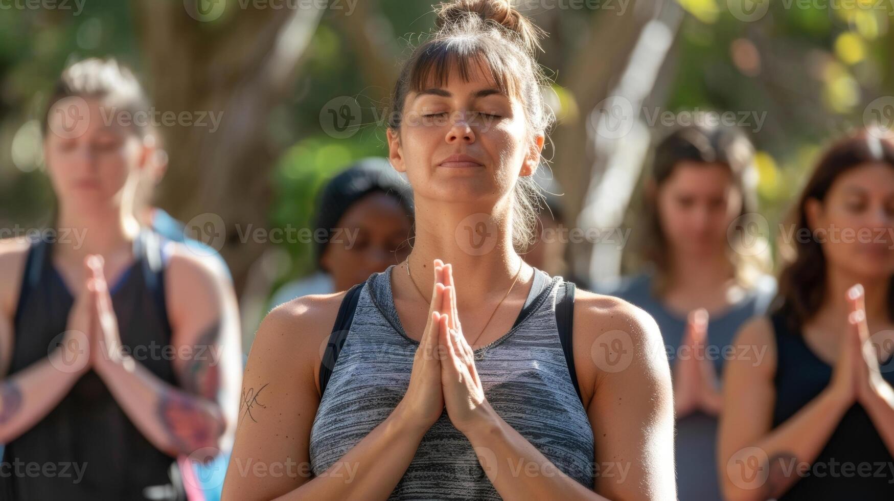un yoga clase toma sitio fuera de con Participantes enfoque en profundo respiraciones y consciente de movimiento durante un sobrio domingo día divertido foto