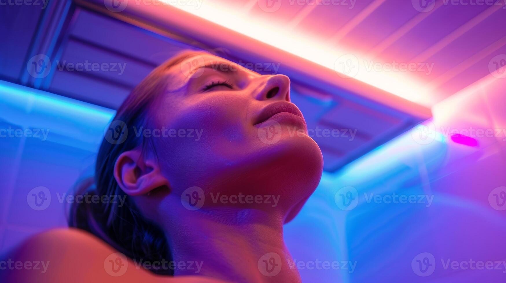 el personas cara y cuello visiblemente más relajado y Libre de tensión después utilizando el infrarrojo sauna a facilitar su migraña. foto