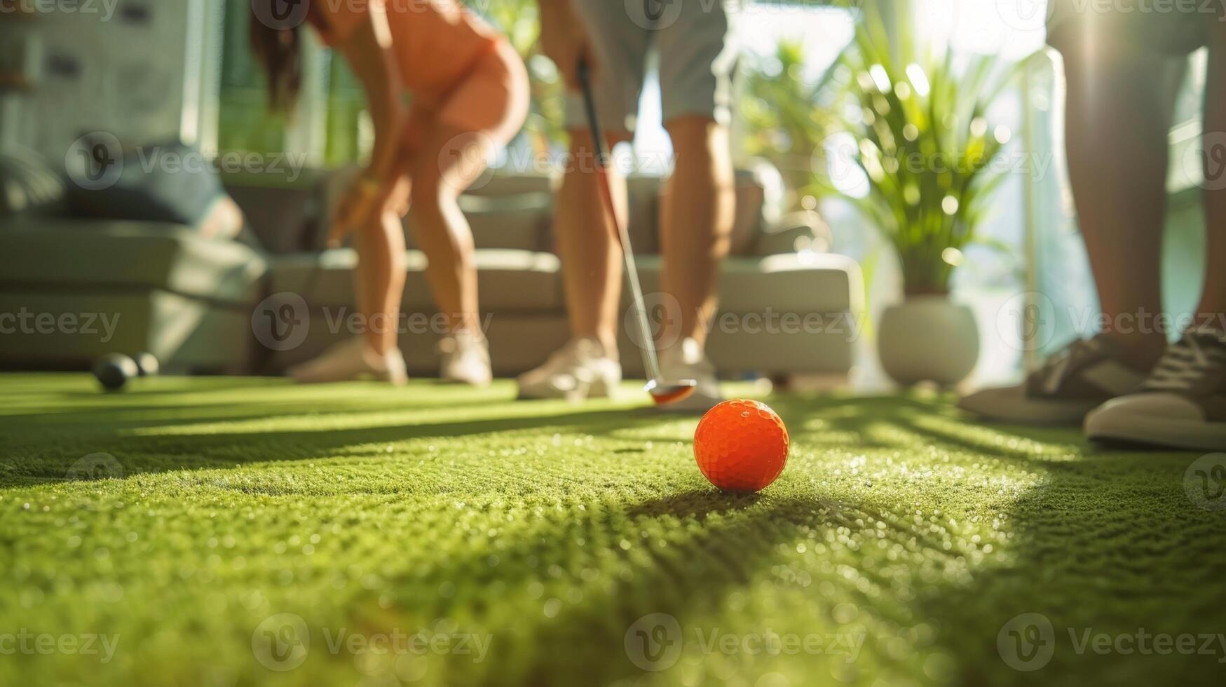 el vivo habitación es transformado dentro un mini golf curso con familia miembros tomando vueltas molesto a obtener un hoyo en uno y ganar el parte superior Mancha en el juego noche Juegos Olímpicos foto