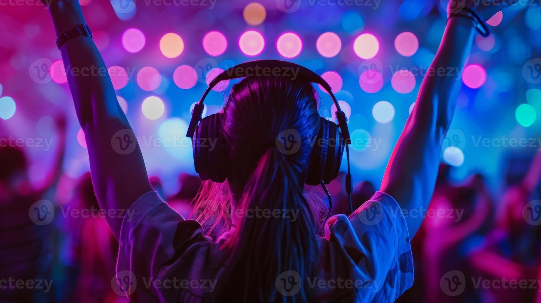 un persona expresando su disfrute y libertad a el silencio disco con su brazos elevado arriba en puro felicidad foto