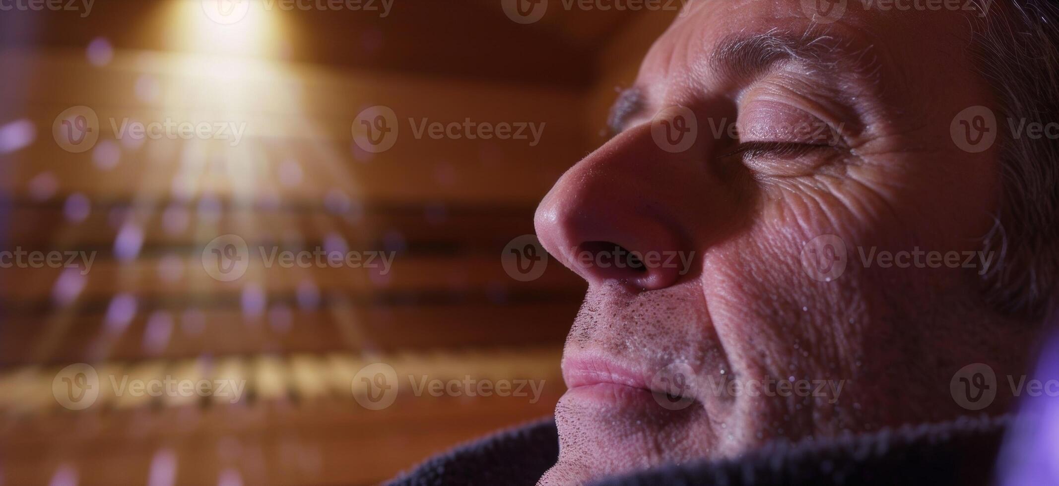 un hombre meditativamente respiración en el calentar aire de un infrarrojo sauna promoviendo relajación y expandido pulmón capacidad. foto