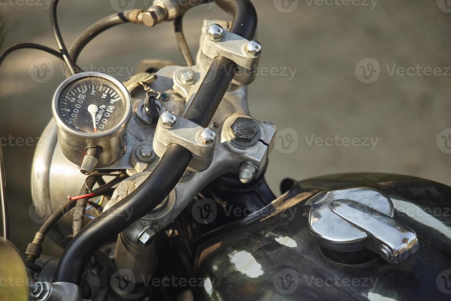 manillar de una vieja motocicleta dejada en el tiempo. foto