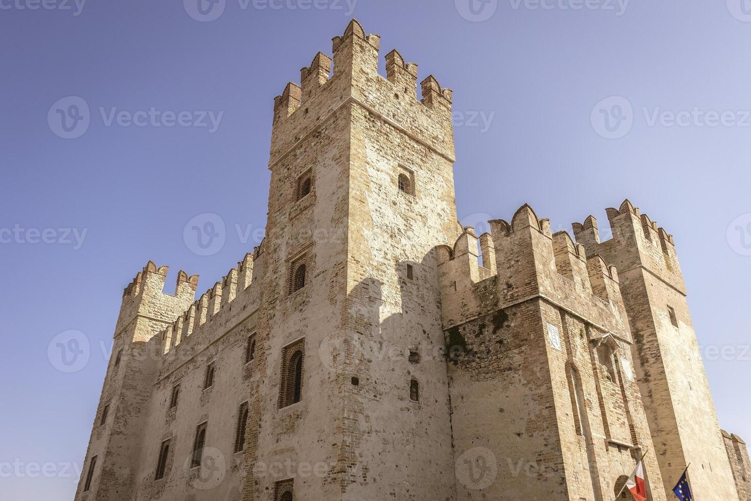 majestuoso castillo de sirmione en lago garda foto