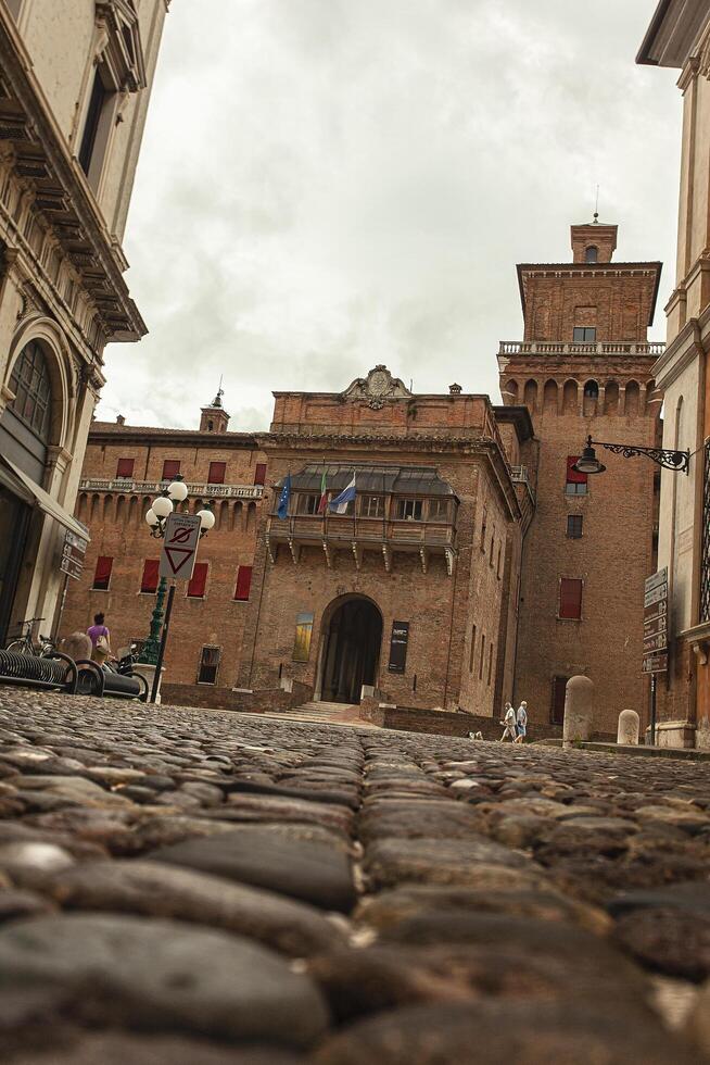 ferrara Italia 29 julio 2020 ver de el castillo de ferrara desde el calle en frente de eso foto