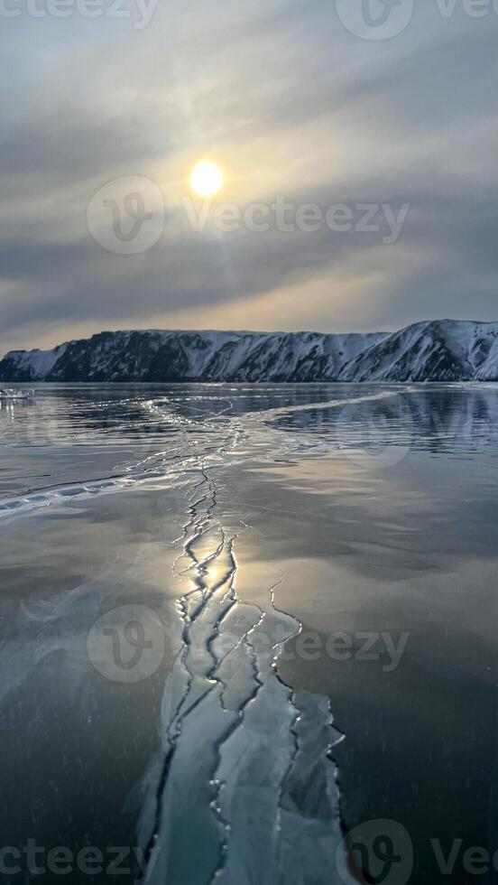 paisaje chamanka rock natural hielo rotura congelado agua lago baikal Siberia foto