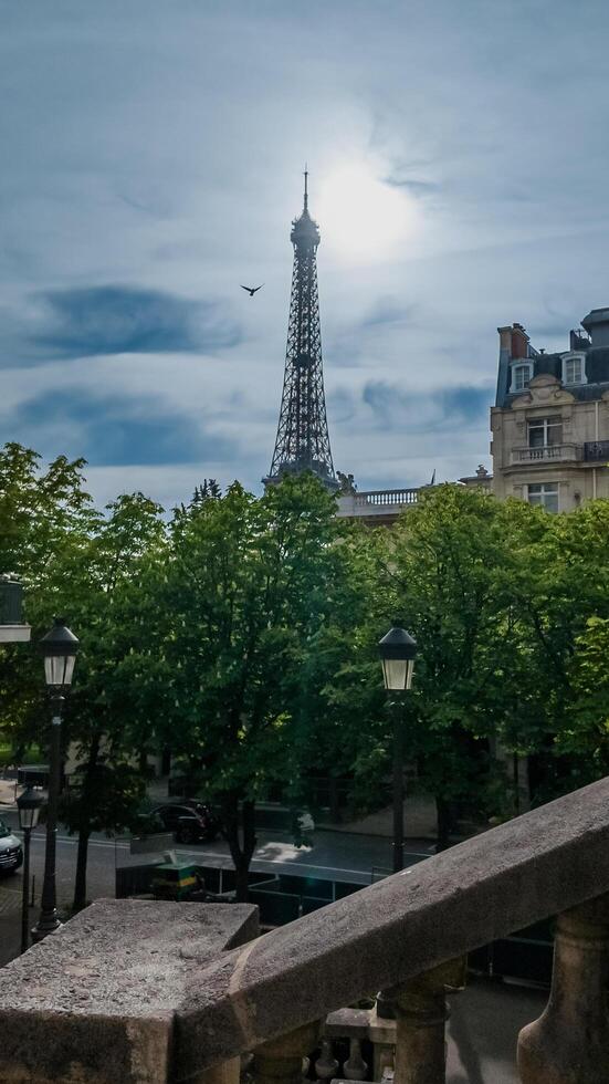 primavera en París, capturar el eiffel torre en medio de lozano verdor debajo un dinámica cielo, Disparo en París, Francia, en abril 14, 2024, Perfecto para viaje temas foto