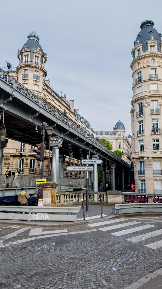 por excelencia parisino arquitectura debajo el bir hakeim puente cerca el eiffel torre, París, Francia, fotografiado en el tranquilidad de temprano mañana, abril 14, 2024 foto