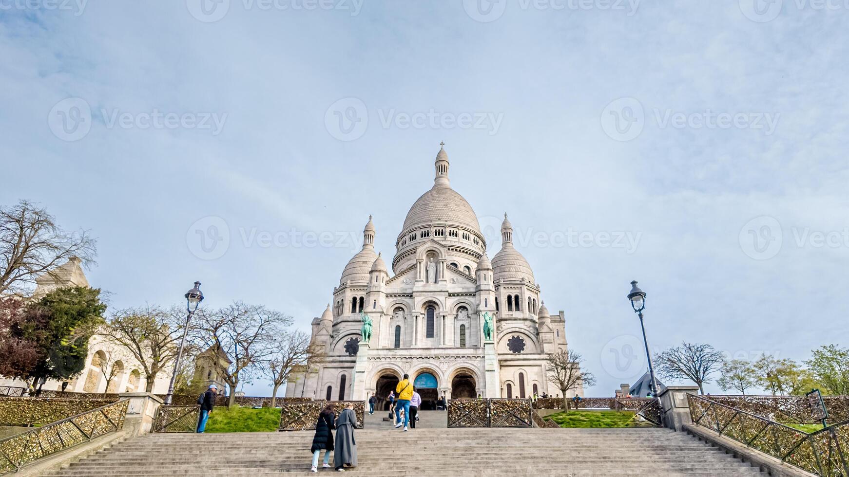 turistas ascendente el pasos hacia el sacre canalla basílica en Montmartre, París, en un claro día, ideal para viaje y europeo patrimonio temas foto