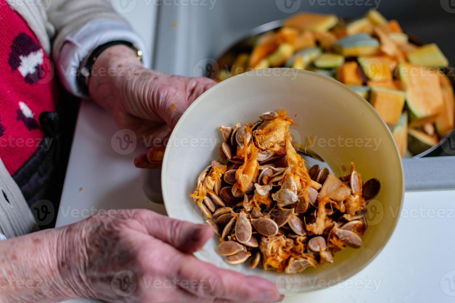 corte un calabaza en el cocina para Cocinando y congelación foto