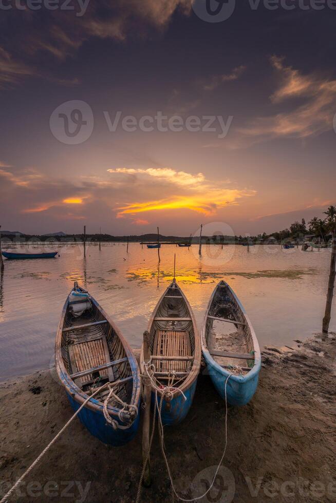 tradicional barcos a o préstamo laguna en atardecer, phu yen provincia, Vietnam foto