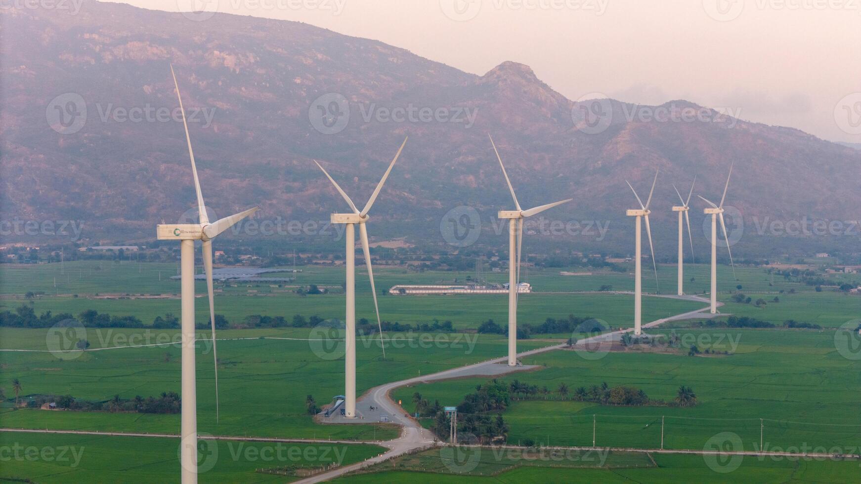 ver de turbina verde energía electricidad, molino para eléctrico poder producción, viento turbinas generando electricidad en arroz campo a phan sonó, ninh Thuan provincia, Vietnam foto