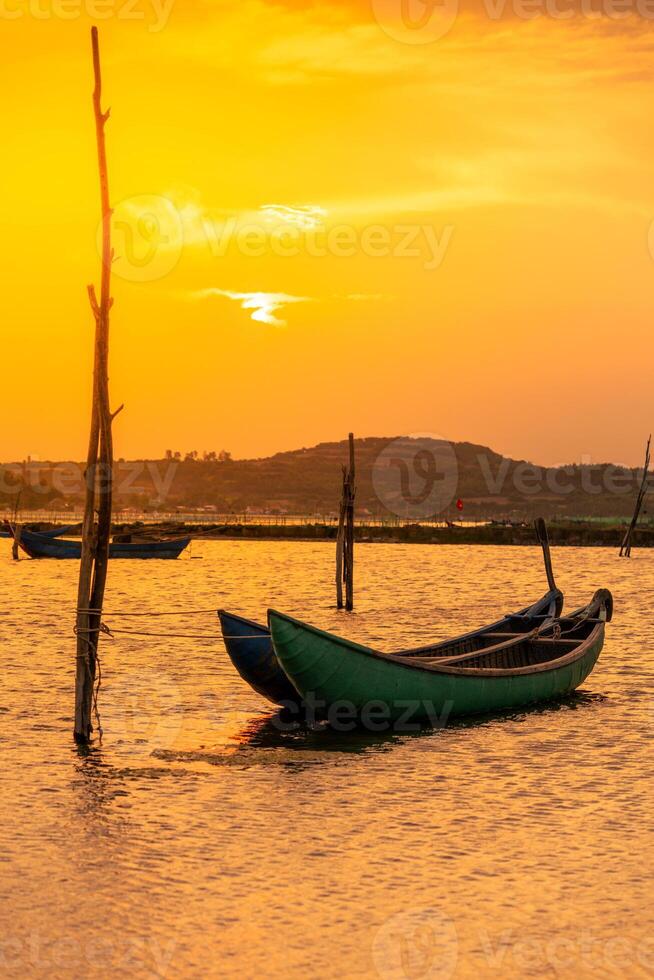 tradicional barcos a o préstamo laguna en atardecer, phu yen provincia, Vietnam foto