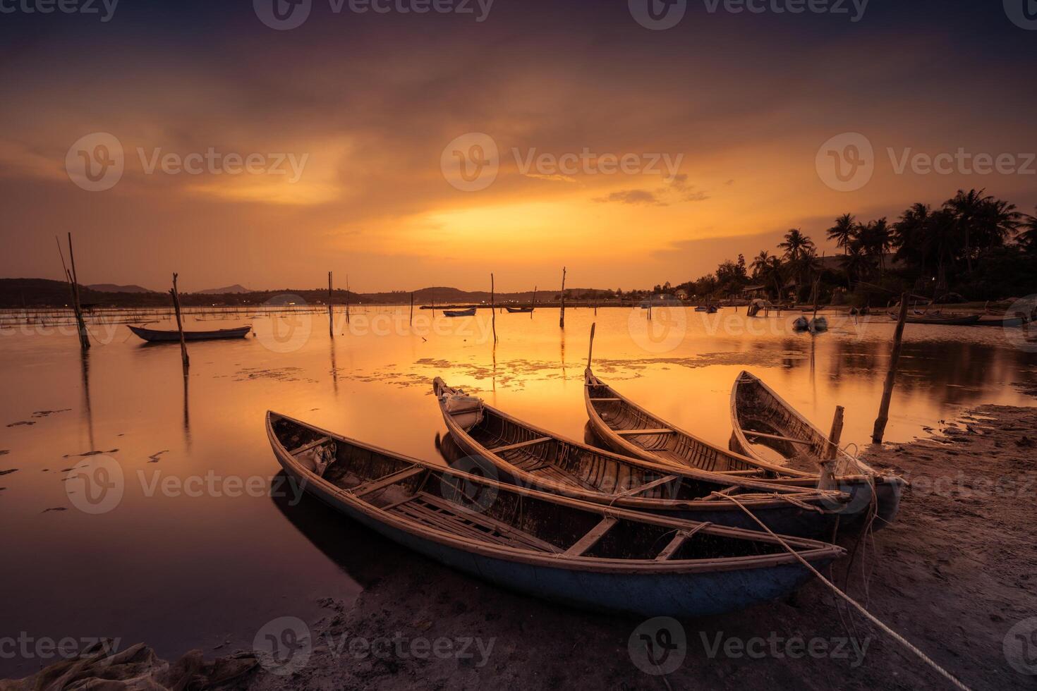 tradicional barcos a o préstamo laguna en atardecer, phu yen provincia, Vietnam foto