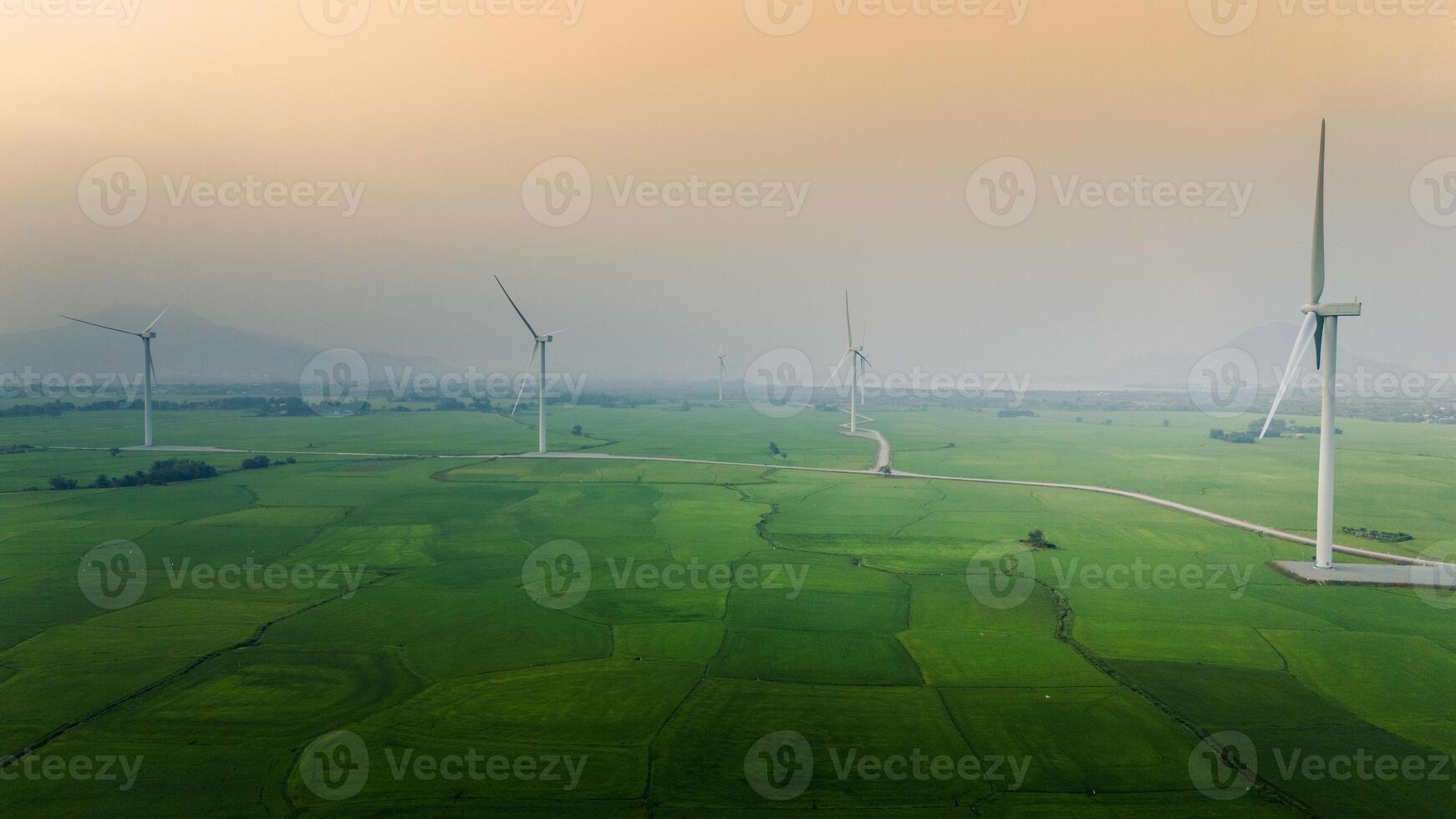 ver de turbina verde energía electricidad, molino para eléctrico poder producción, viento turbinas generando electricidad en arroz campo a phan sonó, ninh Thuan provincia, Vietnam foto