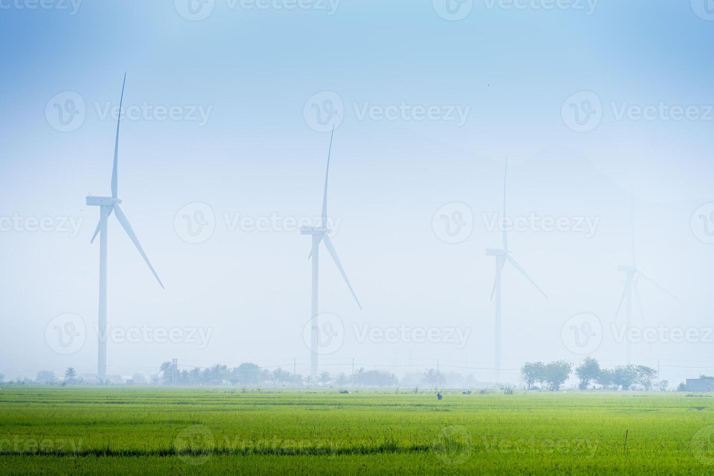 ver de turbina verde energía electricidad, molino para eléctrico poder producción, viento turbinas generando electricidad en arroz campo a phan sonó, ninh Thuan provincia, Vietnam foto