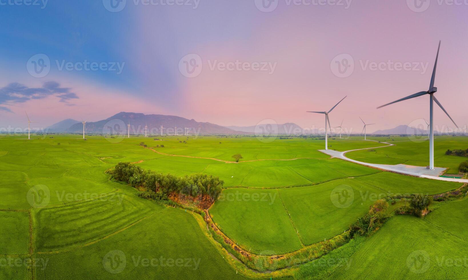 ver de turbina verde energía electricidad, molino para eléctrico poder producción, viento turbinas generando electricidad en arroz campo a phan sonó, ninh Thuan provincia, Vietnam foto