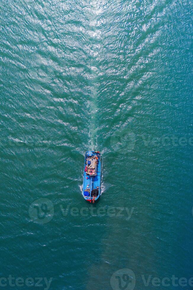 aéreo ver de loc un pescar aldea, vung tau ciudad. un pescar Puerto con tsunami proteccion hormigón bloques paisaje urbano y tradicional barcos en el mar. foto