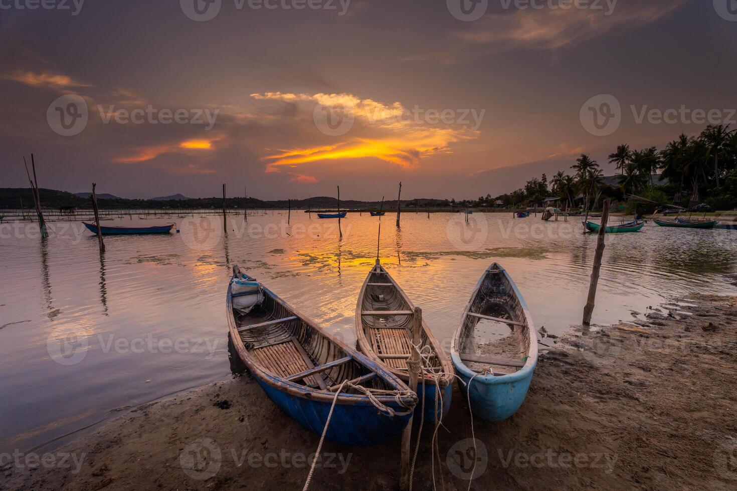 tradicional barcos a o préstamo laguna en atardecer, phu yen provincia, Vietnam foto