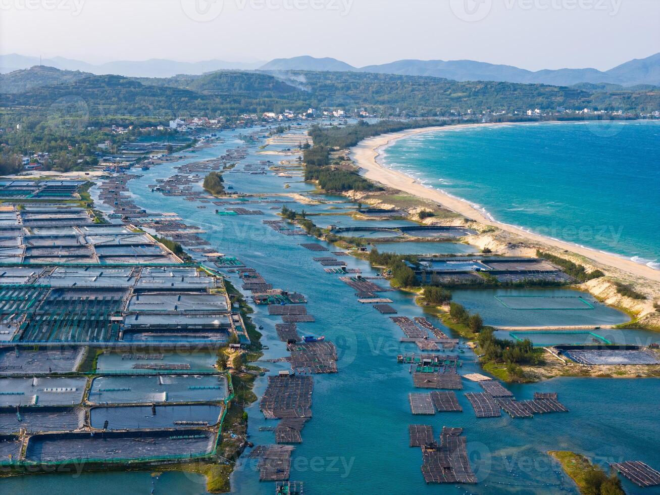 aéreo ver de o préstamo laguna en atardecer, phu yen provincia, Vietnam foto