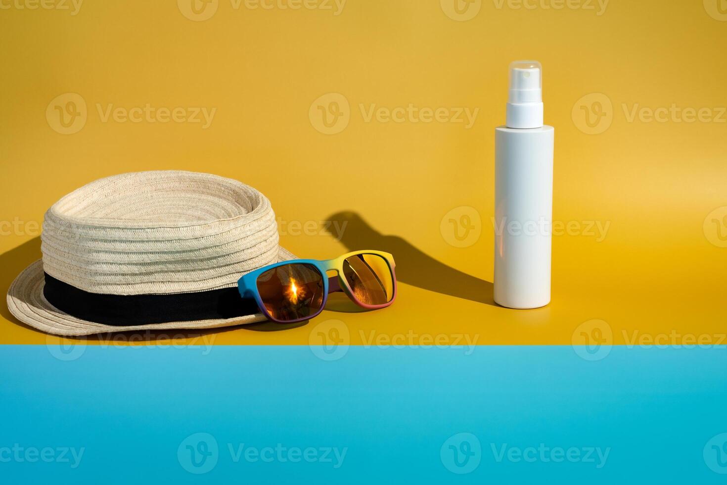 blanco protector solar botella Dom sombrero y Gafas de sol en minimalista playa foto