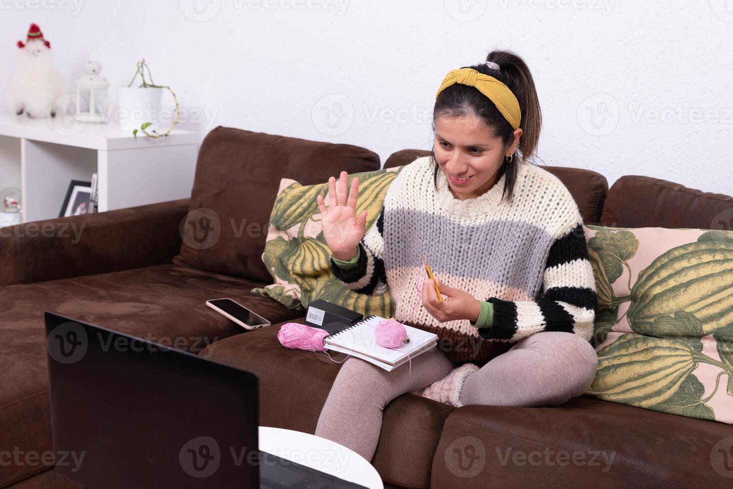 mujer saluda su en línea comunidad durante tejer clases foto