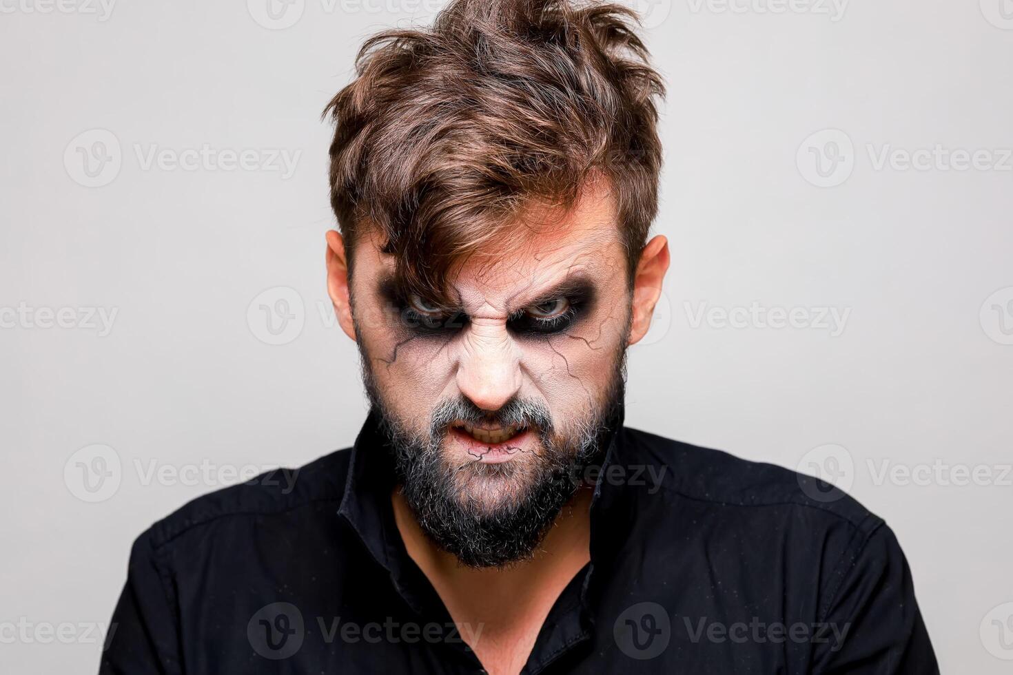 el aterrador Mira de un barbado hombre con estilo no-muerto maquillaje para Víspera de Todos los Santos foto