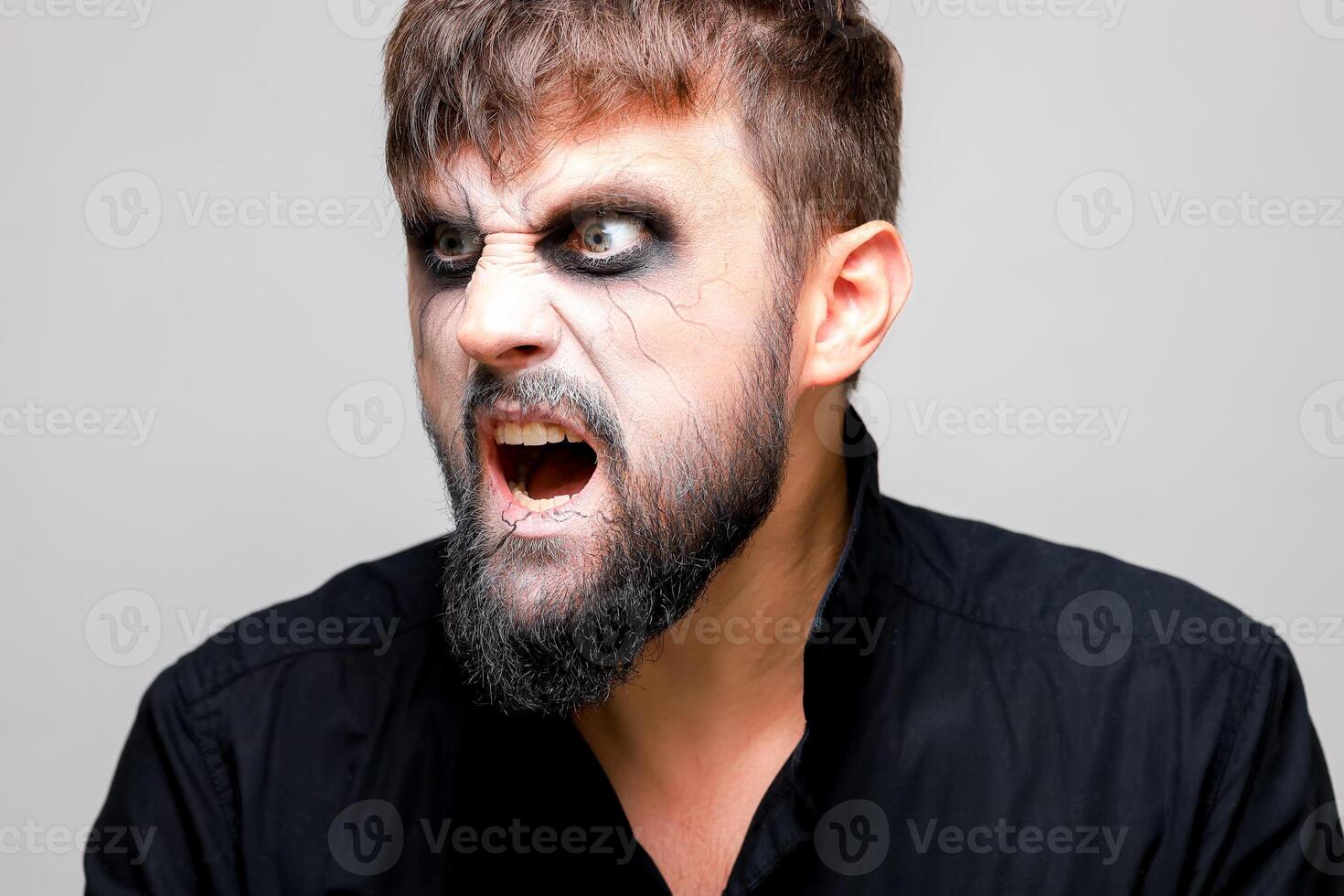 retrato de un hombre con un barba y un amenazador Mira con estilo no-muerto maquillaje en todas santos día en octubre 31 foto